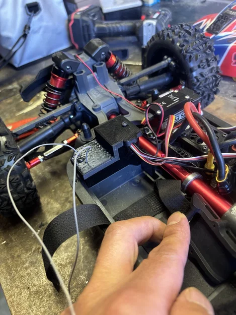 Hộp chứa bộ thu sóng (Receiver Box) cho xe RC ARRMA Typhon Mega 665 - Image 5