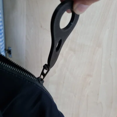 Dụng cụ hỗ trợ kéo khóa (Zipper Helper) in 3D tiện lợi