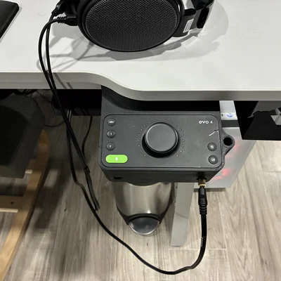 Giá treo dưới bàn Audient Evo 4 cho bàn IKEA Utespelare
