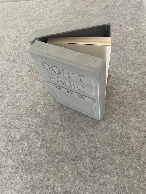 Vỏ bọc sách 3D phong cách Hitchhiker's Guide to the Galaxy độc đáo - Image 1