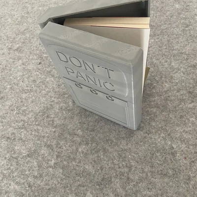 Vỏ bọc sách 3D phong cách Hitchhiker's Guide to the Galaxy độc đáo