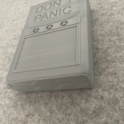 Vỏ bọc sách 3D phong cách Hitchhiker's Guide to the Galaxy độc đáo