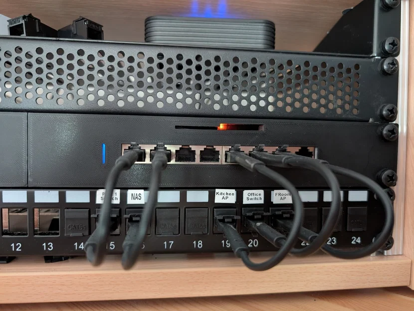 Giá đỡ Rack 19 inch 1U cho Unifi 8 PoE - Image 1