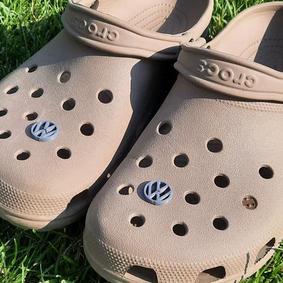 Nút trang trí logo Volkswagen (Jibbitz) cho giày Crocs cực chất