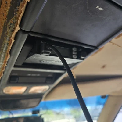 Giá gắn radio Cobra Mini 19 cho bệ điều khiển trên trần xe Jeep ZJ/ XJ