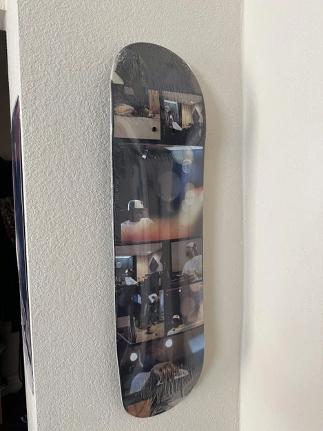 Giá treo ván trượt dùng miếng dán Command Strip - Image 1