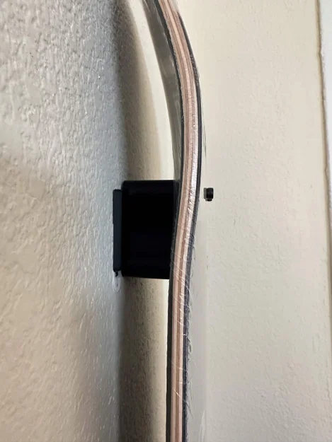 Giá treo ván trượt dùng miếng dán Command Strip - Image 2