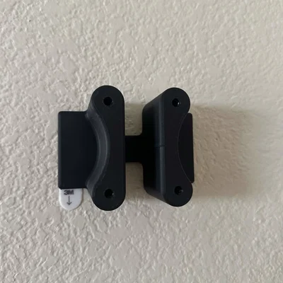 Giá treo ván trượt dùng miếng dán Command Strip