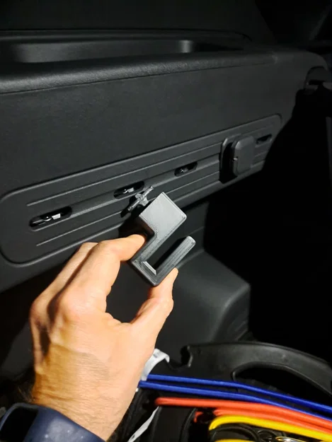 Móc treo đồ trong cốp xe Kia EV5 - Image 2