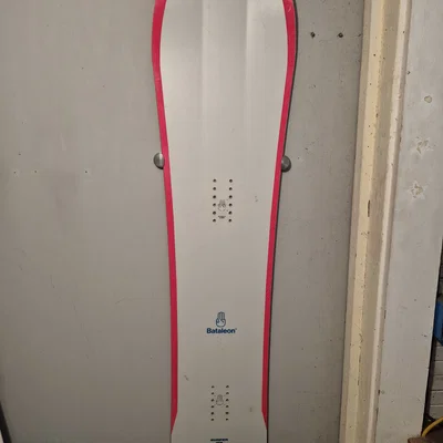 Giá treo ván trượt tuyết gắn tường (Snowboard Wall Mount)