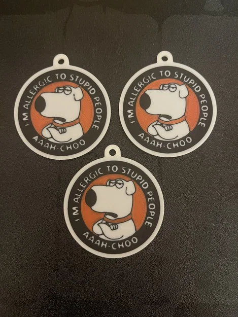 Móc khóa Brian Griffin – "I'm Allergic to Stupid People" (Hai mặt, Nhiều màu) - Image 1
