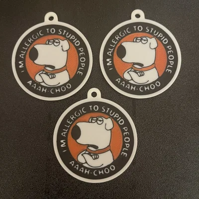 Móc khóa Brian Griffin – "I'm Allergic to Stupid People" (Hai mặt, Nhiều màu)