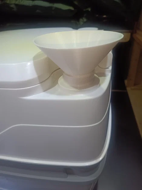 Phễu châm nước cho bồn cầu di động Thetford Porta Potti - Image 2