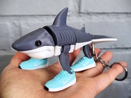 Mô hình cá mập đeo giày thể thao 3D độc đáo, ấn tượng - Image 1