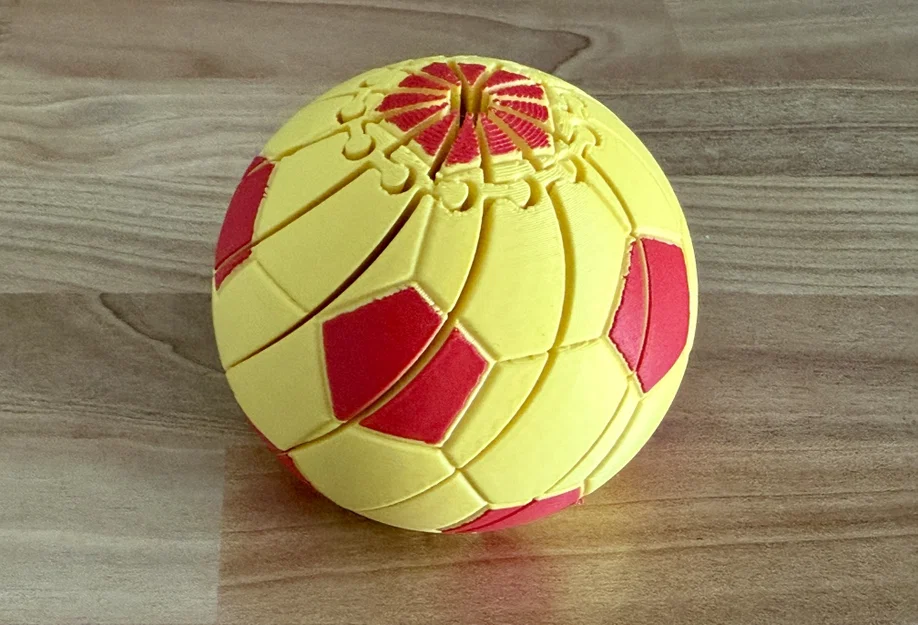 Món Đồ Chơi Xoay Hình Quả Bóng Đá (Soccer Ball Spiral Fidget) - Image 1