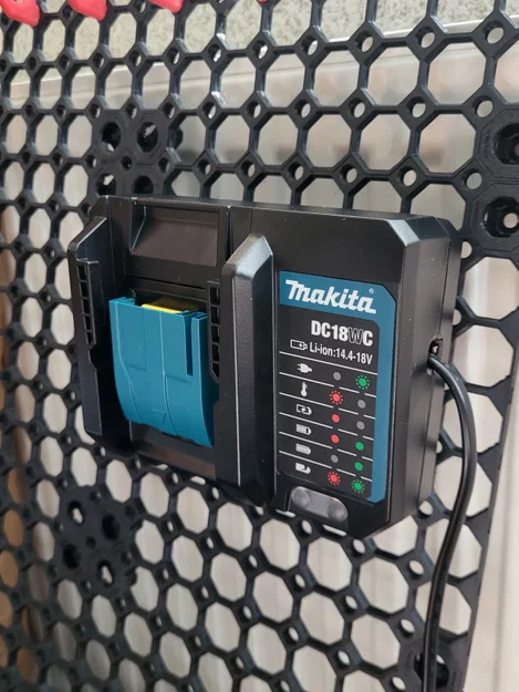 Giá treo sạc pin Makita DC18WC trên bảng Multiboard (3D Printed) - Image 1
