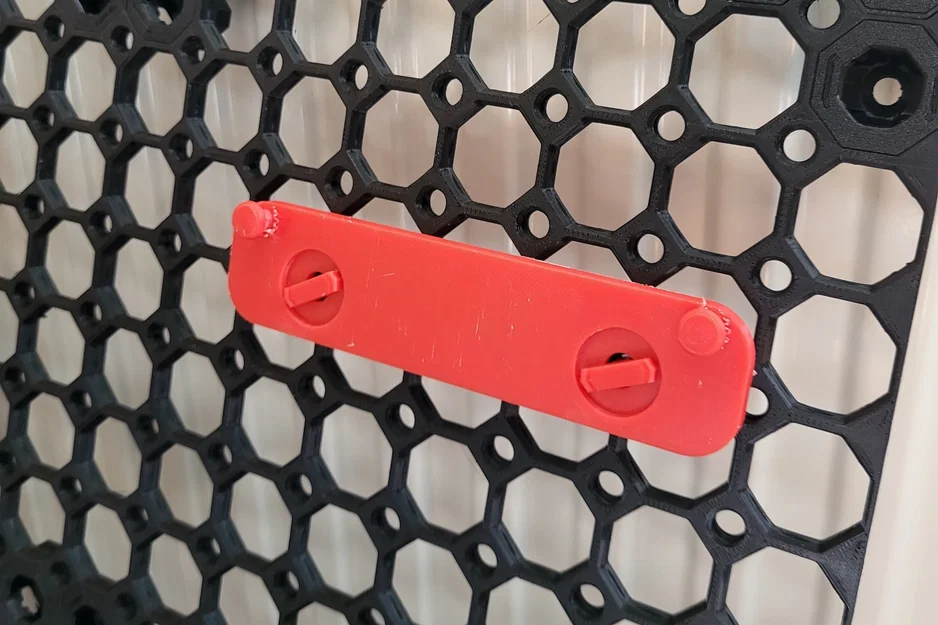 Giá treo sạc pin Makita DC18WC trên bảng Multiboard (3D Printed) - Image 2