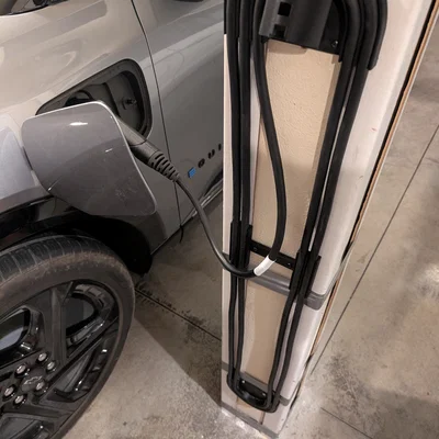 Giá treo sạc xe điện GM EV Level 1 J1772 và bộ sắp xếp dây cáp