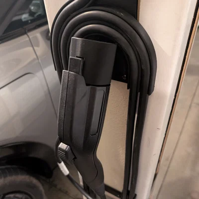 Giá treo sạc xe điện GM EV Level 1 J1772 và bộ sắp xếp dây cáp