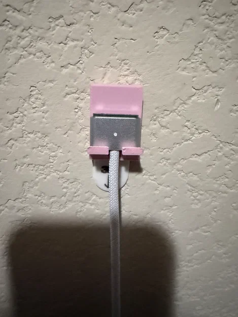 Móc treo cáp sạc Apple MagSafe 3 gọn gàng cho bàn làm việc - Image 1