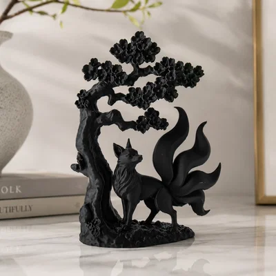 Tượng điêu khắc Hồ Ly Chín Đuôi dưới gốc Anh Đào