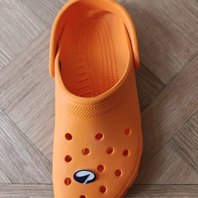Phụ kiện Jibitz logo Decathlon cho dép Crocs cực xinh xắn