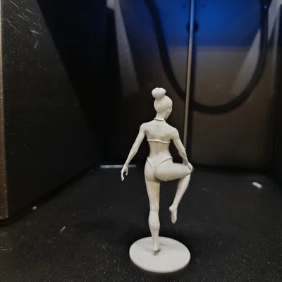Tượng cô gái tư thế Yoga thăng bằng