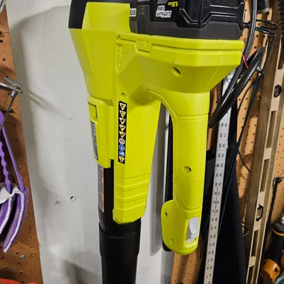 Giá treo tường cho máy thổi lá Ryobi 18v 210 CFM
