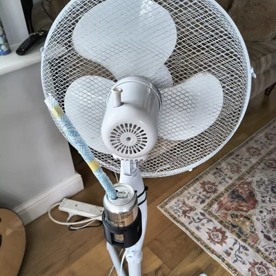Giá đỡ bình nước cho quạt đứng giúp tăng hiệu quả làm mát