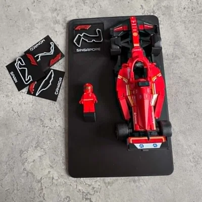 Kệ trưng bày F1 Speed Champions với gạch đường đua thay thế linh hoạt