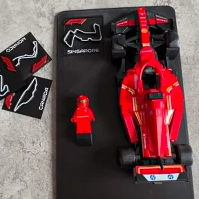Kệ trưng bày F1 Speed Champions với gạch đường đua thay thế linh hoạt
