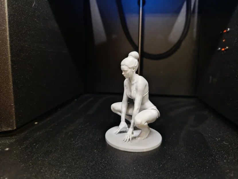 Mô hình tượng nữ tập Yoga tư thế ngồi xổm - Image 3