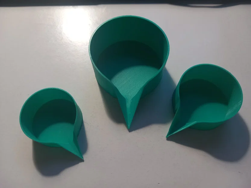 Cốc đong đo dạng dẹt có vòi rót (Measuring feeder cup with a spout) - Image 1
