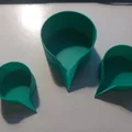 Cốc đong đo dạng dẹt có vòi rót (Measuring feeder cup with a spout) - Thumbnail 1