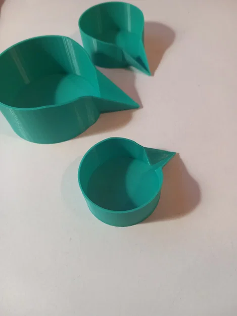 Cốc đong đo dạng dẹt có vòi rót (Measuring feeder cup with a spout) - Image 2