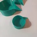 Cốc đong đo dạng dẹt có vòi rót (Measuring feeder cup with a spout) - Thumbnail 2