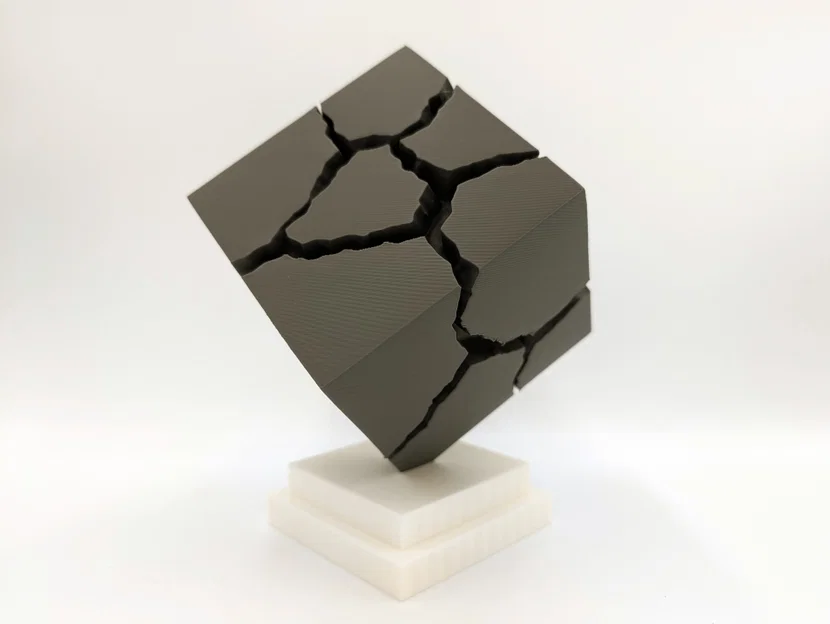 Tượng Trang Trí Bàn Làm Việc Khối Lập Phương Nứt Vỡ (Fractured Cube) - Image 1