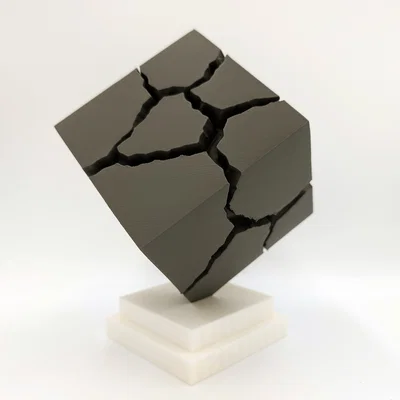 Tượng Trang Trí Bàn Làm Việc Khối Lập Phương Nứt Vỡ (Fractured Cube)