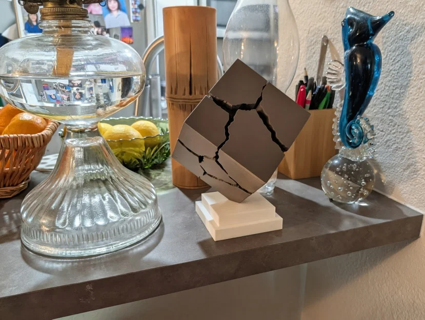 Tượng Trang Trí Bàn Làm Việc Khối Lập Phương Nứt Vỡ (Fractured Cube) - Image 4