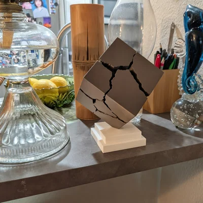 Tượng Trang Trí Bàn Làm Việc Khối Lập Phương Nứt Vỡ (Fractured Cube)