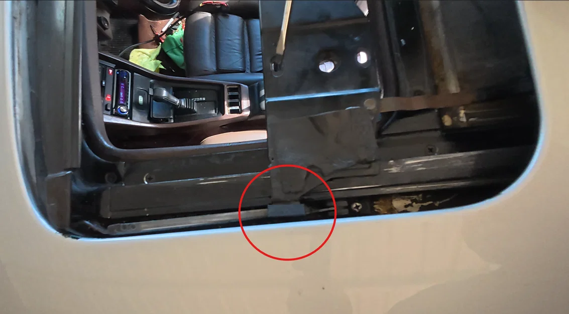 Bạc trượt ray ngoài phía trước sunroof Porsche 928 (Slide Bushing) - Image 3