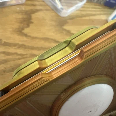 Ví Modular: AirTag, rail chắc hơn, khoét ngón tay (finger cutout)