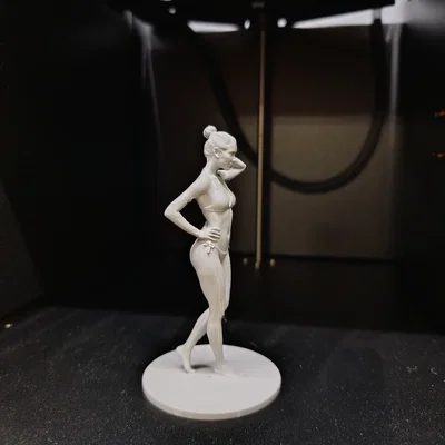 Người phụ nữ tạo dáng Yoga (Yoga Stance Woman)