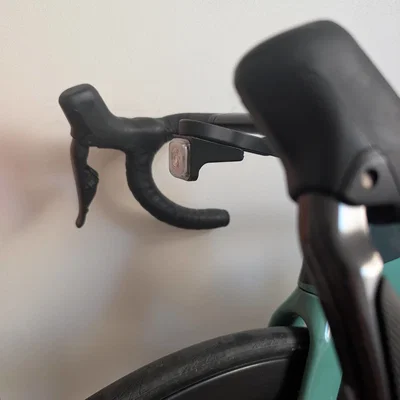 Ngàm gắn đèn Decathlon SL110 bên dưới Garmin
