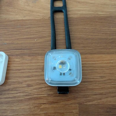 Ngàm gắn đèn Decathlon SL110 bên dưới Garmin