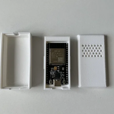 Hộp bảo vệ ESP-32 có lỗ tản nhiệt và đế định vị pin