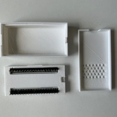 Hộp bảo vệ ESP-32 có lỗ tản nhiệt và đế định vị pin