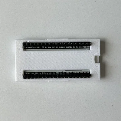 Hộp bảo vệ ESP-32 có lỗ tản nhiệt và đế định vị pin