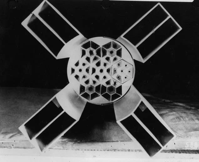 Remix - Đầu phun rocket Frau im Mond - Image 7