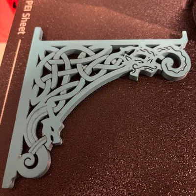 Tay Đỡ Kệ Viking Celtic — Rồng Norse & Họa Tiết Knotwork